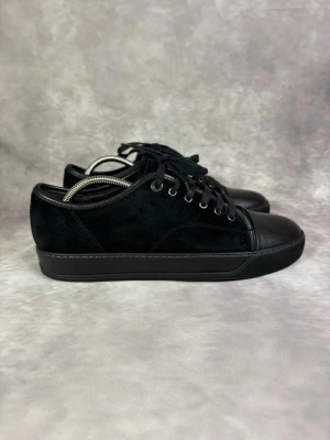 Lanvin Skor - Stl 42 / Uk 7 - Riktigt schyssta Lanvins i svart färg! Mycket bra skick: 9/10, inga defekter | Storlek 7 som passar Stl 42 | Nypris: ca 4200kr | Ingår vid köp: Endast Skorna | Hör av dig vid frågor 🙌