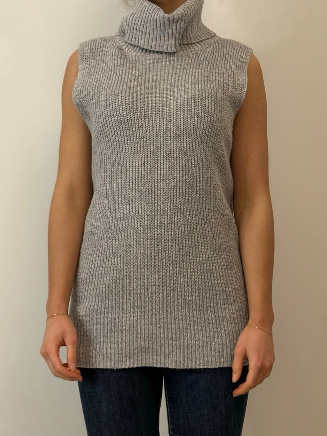Grå ärmlös polotröja stickad