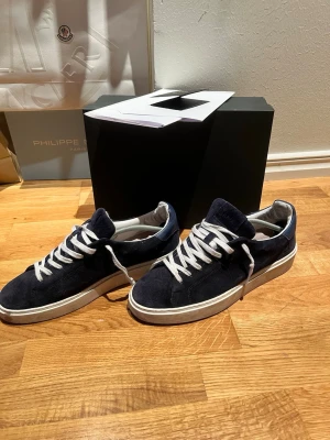Skor från D.A.T.E - Snygga mörkblå sneakers från märket D.A.T.E köpta från MIINTO nya för ca 2000 kr säljs för 599 riktigt bra skick 9/10 bara smutsiga men det löser jag priset går att diskuteras👍🏻🔥