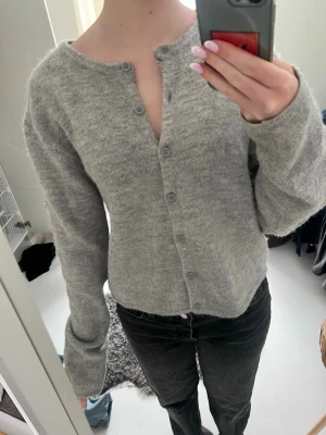 Grå mysig kofta med knappar - Gina kofta!! Lite defekt ner till