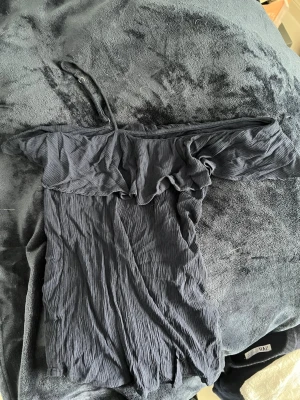 Mörkblå offshoulder blus Hollister - Off shoulder, ny skick!!