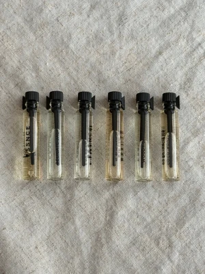 Essnce parfymprover 6st - Parfymtester från Essnce, är från deras lilla julkalender men finns att köpa separat på deras hemsida för 45kr/st. Säljer alla 6 för 200kr. Säljs pga inga doft som passade mig. Dofterna:  Coco ’bout you, Woody sandal, Noble eclat, Dirty dancing, Eau de caramel &  Delicate jasmin