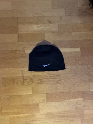 Nike dri-fit skull cap - Har använt den ett par gånger. Väldigt bekväm och sitter bra. Har ingen användning av den längre. Nypris 300kr. Pris kan diskuteras.