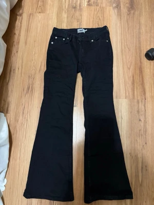Svarta bootcut jeans från 157 - Säljer ett par svarta bootcut jeans från 157. Jeansen har utsvängda ben och lågmidjade. Storlek S Short 