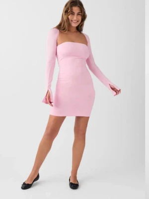 square neck mini dress - Rosa figurnära klänning från Gina Tricot 🌸 Supersnygg bodycon-klänning i rosa med långa ärmar och rak urringning. Väldigt stretchig och sitter jättefint på kroppen. Perfekt till fest, middag eller utekväll. Använd fåtal gånger och i fint skick.  📸 Vill du ha fler bilder på klänningen? Skriv privat så skickar jag gärna!