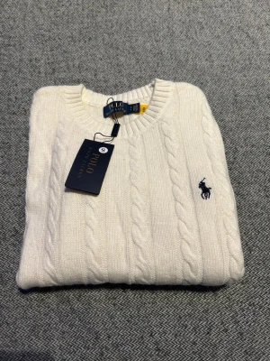  Kabelstickad Ralph Lauren tröja - Helt ny kabelstickad Ralph Lauren tröja. Hör gärna av dig om du har frågor eller vill se fler bilder. Pris kan diskuteras vid smidig affär 🤝 