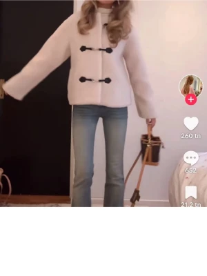 Teddy buckle jacket Gina  - Teddy buckle jacket Som är helt slutsåld på hemsidan och även är super varm och bekväm 