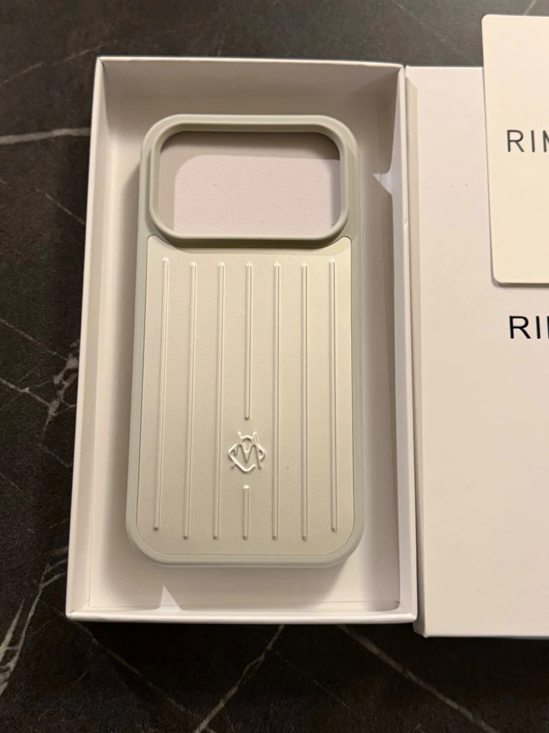Rimowa iphone 17 pro  - 1