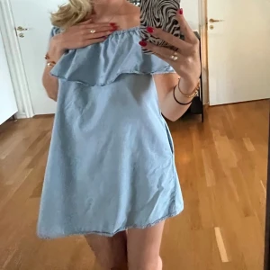 Klänning - Superfin klänning från zara i jeans färg, ny skick. Bilderna är från förra säljaren!! Intressekoll!!