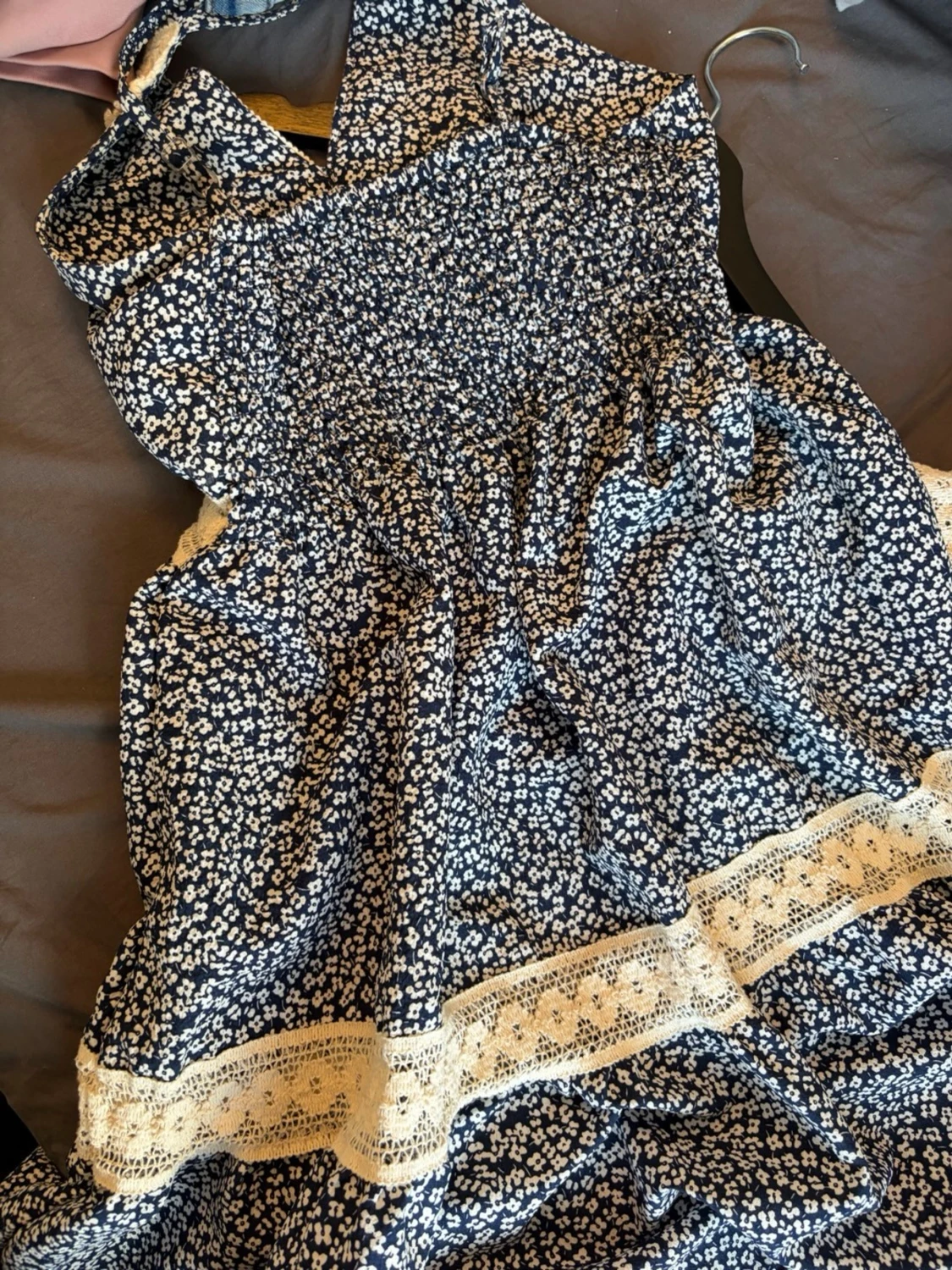 Blommig blå klänning med spetsdetaljer - 6