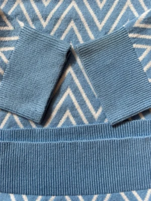 stickad tröja randig  - jättefin tröja perfekt till afterski, storlek S, hör av er vid frågor!! 