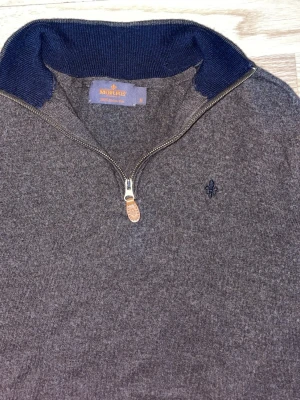 Brun/grå halvzip tröja från Morris - Riktigt som tröja från Morris. Plagget har en rivning på höger arm, synd relativt minimalt vid användning. Passar mellan S och XS