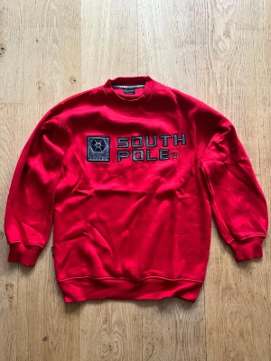 Röd Southpole sweatshirt - Riktigt snygg röd sweatshirt från Southpole. Storlek M. Väldigt fint skick, inga skavanker. Skriv om du har frågor! Priset går att diskutera!