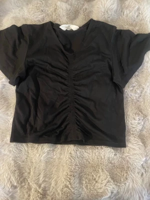 Svart blus topp - En fin topp från H&M med en detalj framtill och luftiga armar. Skriv om ni undrar något och kolla gärna in andra kläder på min sida!🩷