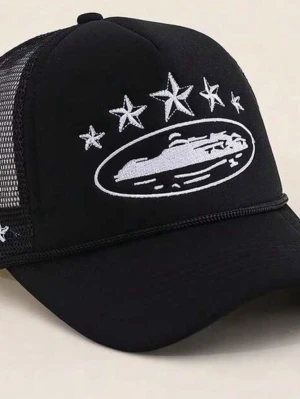 Svart corteiz keps - Säljer en svart truckerkeps med vit broderad design framtill som visar en båt och fem stjärnor. Kepsen har mesh på sidorna och bak, samt ett rep längs skärmen för extra stilpoäng. Justerbar baktill för perfekt passform.