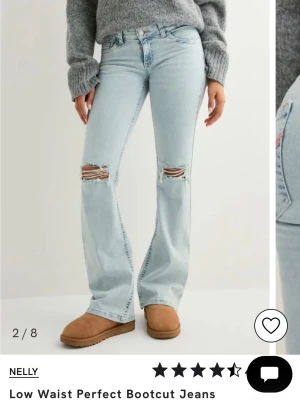 Bootcut jeans med slitningar från Nelly - Ljusblå bootcut jeans med låg midja från Nelly. 