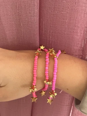 3pack rosa armband🩷 - Säljer detta 3pack rosa armband🩷 30kr! ❣️