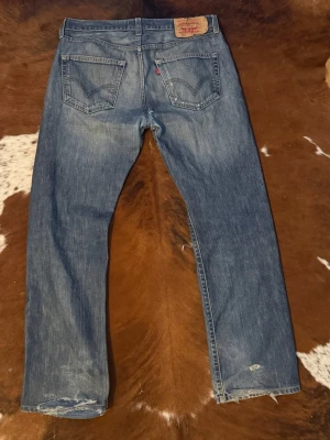Slinta Levis 501 - Tjena! Säljer dessa äldre Levis 501, byxorna är slitna och lagade lite slarvigt, w34/l32, midja-45,5/ längd-107,5/ Benöppning-22,5/ lår-30,5, hör av dig vid funderingar!🙌