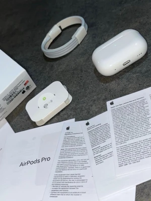 AirPods Pro 2 - Säljer ett par vita Apple AirPods Pro. Kommer med originalkartong, USB-C laddkabel och dokumentation. Pris går att diskuteras