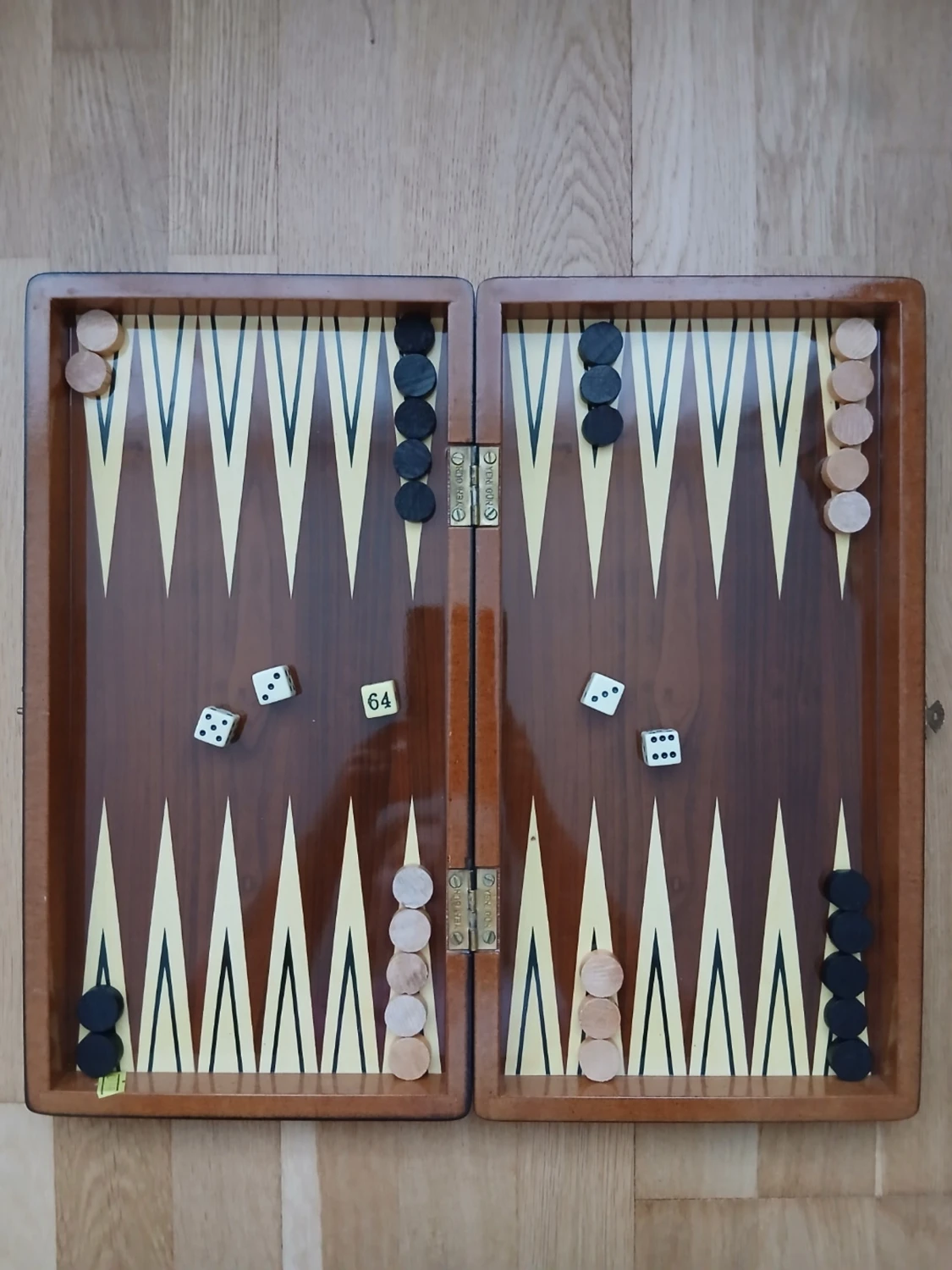 Backgammon- och schackbräde i trä 
