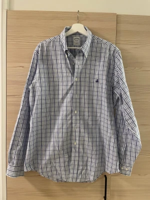 Rutig Brooks Brothers Skjorta - Klassisk blå rutig Brooks Brothers skjorta | Storlek: L, Slim fit | Skick: Väldigt bra | Kvitto finns ej | Kom PM för frågor och fler bilder! 