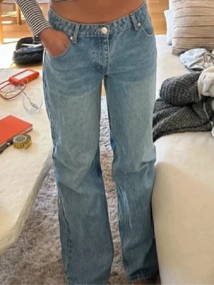 Blåa raka jeans med låg midja - Säljer ett par klassiska blå jeans med rak passform och låg midja. De är 38 men funkar på 36