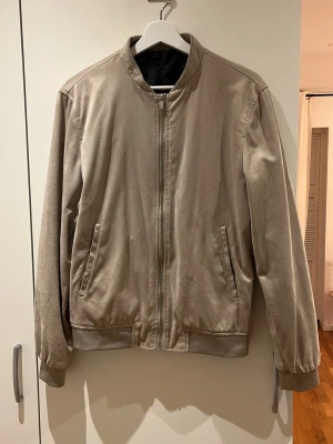 mocka bomberjacka - beige tunn jacka i nyskick