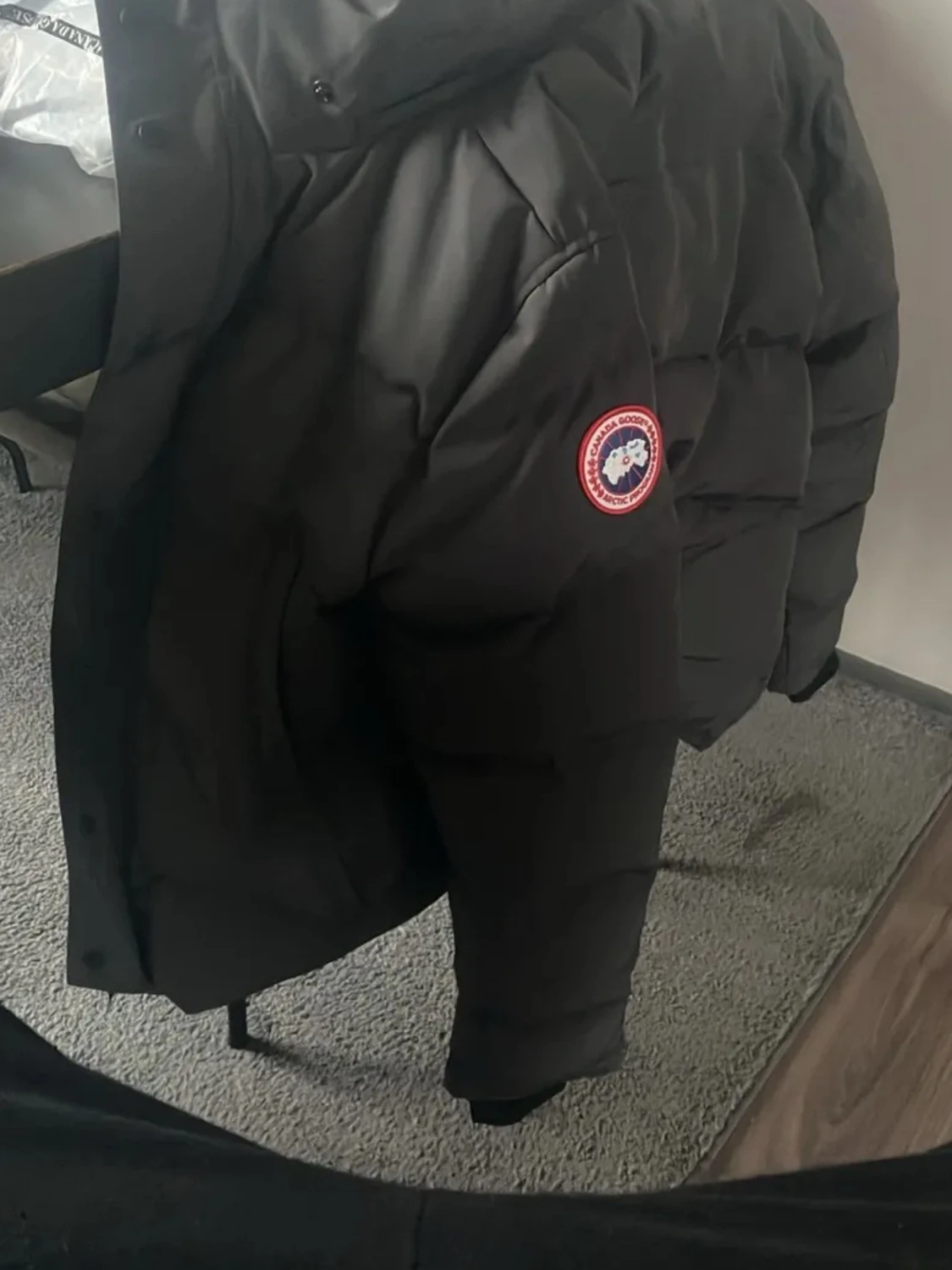Grå pufferjacka från Canada Goose