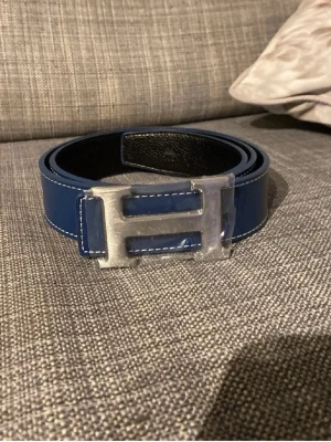 Blått  skärp med H-spänne - Dm vid intresse..