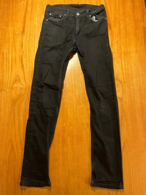 Svarta jeans från Levi's - Säljer dessa svarta jeans från Levi’s i storlek 29/32. Pris kan diskuteras. Hör av dig vid frågor.