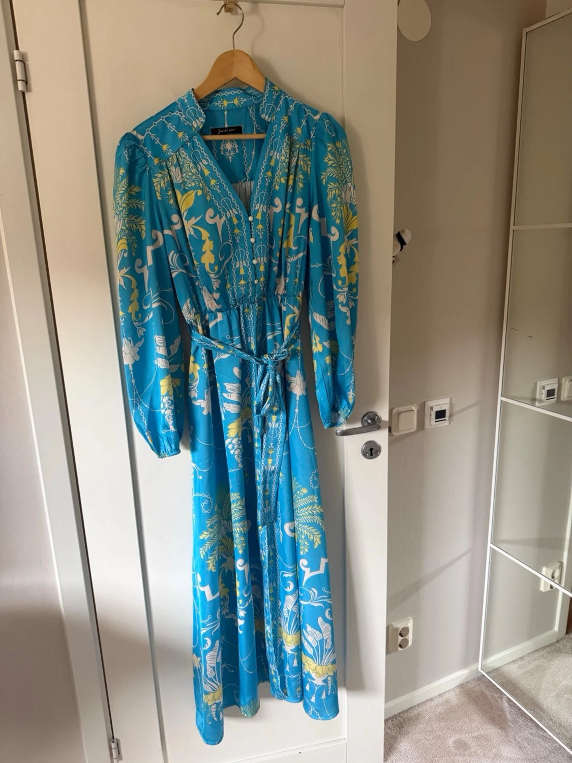 Blå långklänning med blommigt mönster