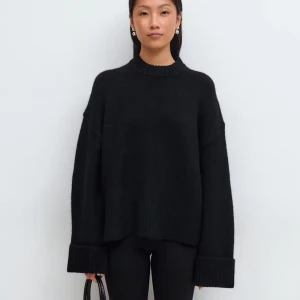 Svart stickad oversized tröja - Säljer denna stickade tröja från Gina Tricot, köpt för 400 kr. 