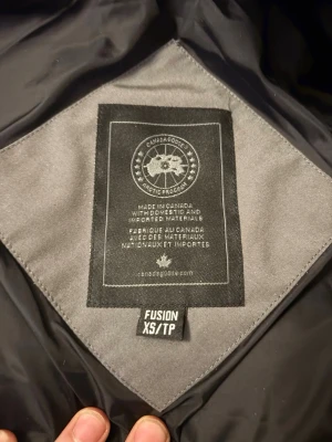 Canada Goose dunjacka svart XS - Säljer en mycket prisvärd Canda goose black lable jacka. Den är använd ett par få gånger. Original 100% alla papper som bevisa äktheten finns tillgänglig. Kvitto finns, köpt från NK STOckholm