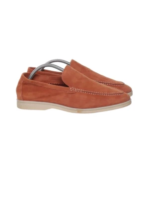 Loro Piana Loafers - Snygga Loro Piana loafers i brun mocka med kontrasterande vit sula och dekorativa sömmar längs ovandelen. Skorna har en klassisk slip-on design och en låg profil som ger en clean och stilren look. Perfekta för dig som gillar en avslappnad men ändå dressad stil.
