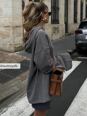 Oversized grå hoodie med huva - Säljer en oversized grå hoodie med huva 
