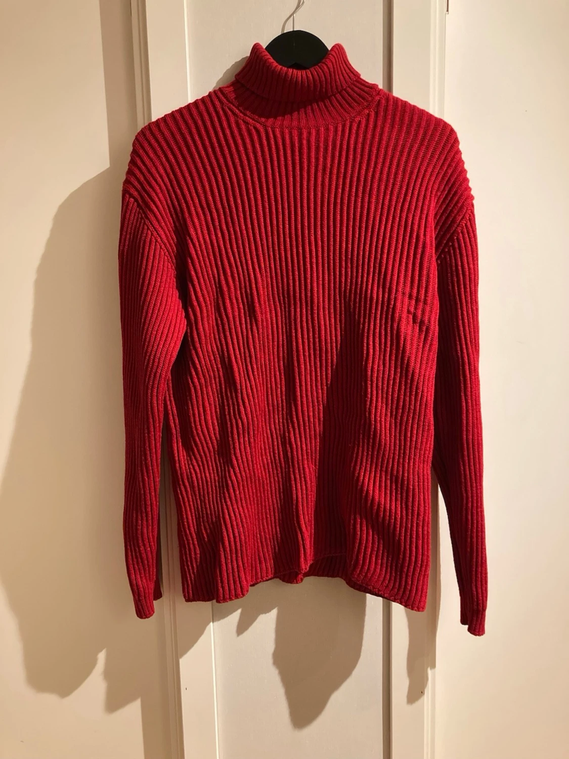 Röd ribbstickad polotröja