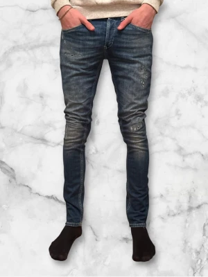 Dondup jeans George  - Dondup jeans George trendigaste jeansen på marknaden. Skick 9,5/10 nypris runt 4000kr säljs för 900kr( modellen har original slitningar ifrån fabrik vilket är väldigt eftertraktat och populärt storlek 30 