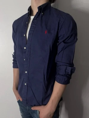 Ralph Lauren Skjorta - Följare får 100kr rabbat på originalpriset! Skjortan är från Ralph Lauren och är i storlek M. Den är i ny skick och supersnygg. Nypris ca 1600kr! Glöm inte att följa🌊🍾