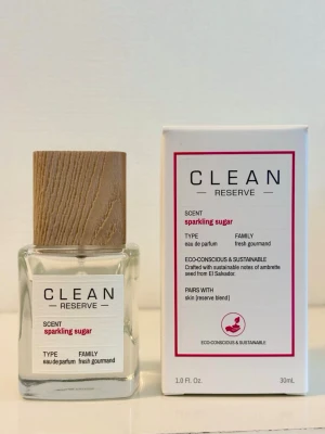 CLEAN Reserve Sparkling Sugar EdP 30 ml - Fräsch och söt parfym från CLEAN Reserve i doften Sparkling Sugar. Volym: 30 ml. Kvarvarande mängd syns på bild. Givetvis förvarad mörkt, torrt och svalt. Kommer i originalförpackningen.