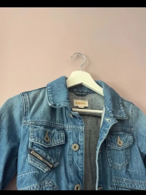 Blå jeansjacka från Diesel - Äkta Diesel jeansjacka, modell TAIZ. Croppad och figursydd passform. Bra skick, inga hål eller fläckar. Köpt original, etiketter med RN-nummer finns.
