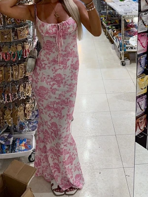 semester klänning  - jättefin rosa & vit lång klänning 🤍💗 Perfekt till sommaren/semester 🌴 Endast använd en gång! Skulle säga att den passar XS - S Skriv privat för fler bilder/frågor 🫶🏼