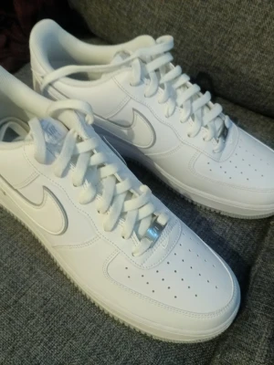 47.5 Nike AF1 07 White Wolf Grey White - Bra skick, kvitto finns