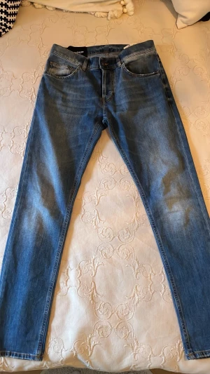 Blå Dondup mius - Ett par schyssta Dondup mius jeans i W30 men passar större i otroligt bra skick för bara 599!! Intresserad skriv i dm, pris är diskuterbart!!
