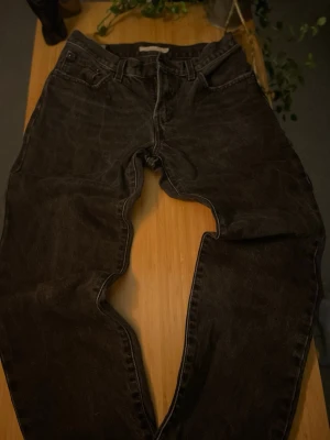 Svarta Levi's jeans - Säljer ett par schyssta jeans från Levi's med klassisk rak passform. | W28 L31 | Skriv vid frågor🙌