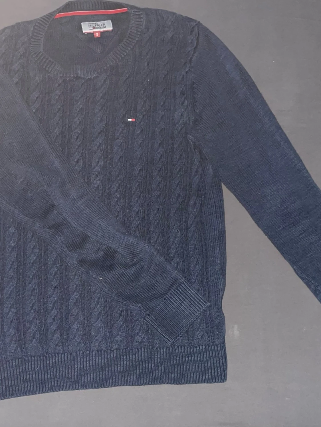 Mörkblå kabelstickad tröja Tommy Hilfiger