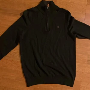 Mörkgrön half zip från Morris - Snygg mörkgrön tröja från Morris med en praktisk dragkedja framtill. Otroligt bra skick då den bara är använd ett fåtal gånger. Tröjan har en diskret broderad logga på bröstet och är perfekt för kyligare dagar. Materialet är merinoull och storleken är S. Nypris ca 1500. Priset är inte hugget i sten och är villig att förhandla