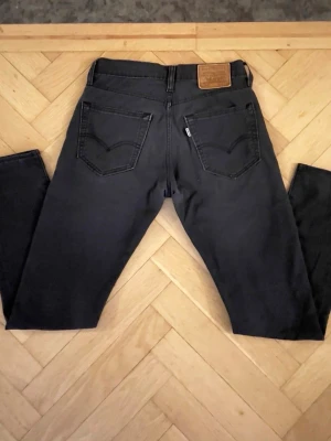 Levi’s svarta jeans - Helsvarta jeans från Levi’s i storlek W28 L32. Med en Klassisk femficksdesign och en ren, stilren look som passar till allt. Jeansen är i fint skick utan defekter. Kontakta vid frågor! 🤗