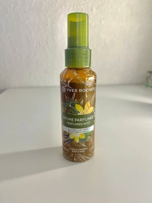 Yves Rocher Vanilj Mist - Fräsch kropp- och hårmist från Yves Rocher med doft av bourbonvanilj. Flaskan är brun med gröna och gula detaljer samt ett grönt spraylock. Innehåller 100 ml och passar perfekt för dig som vill ha en söt och varm vaniljdoft. Passa på💗