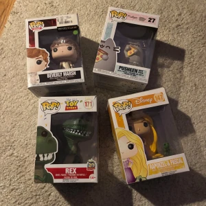 Blandade pop figurerer - Säljer lite blandade pop figurer av olika intressen genom åren då jag ska flytta och ej har plats. (!Beverly fins ej kvar!) Alla är i bra skik och orginalförpakning medföljer -OBS! Förpakningarna har öppnats! (250:- för alla eller 80:- för en skriv privat om du endast vill ha en löser vi det)