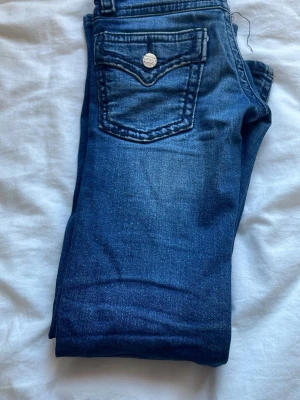 Mörkblå flar jeans - Snygga mörkblå flar jeans med coola fickdetaljer och silvriga knappar. Dem är från Gina Young och sälj på grund av att dem är för små❤️